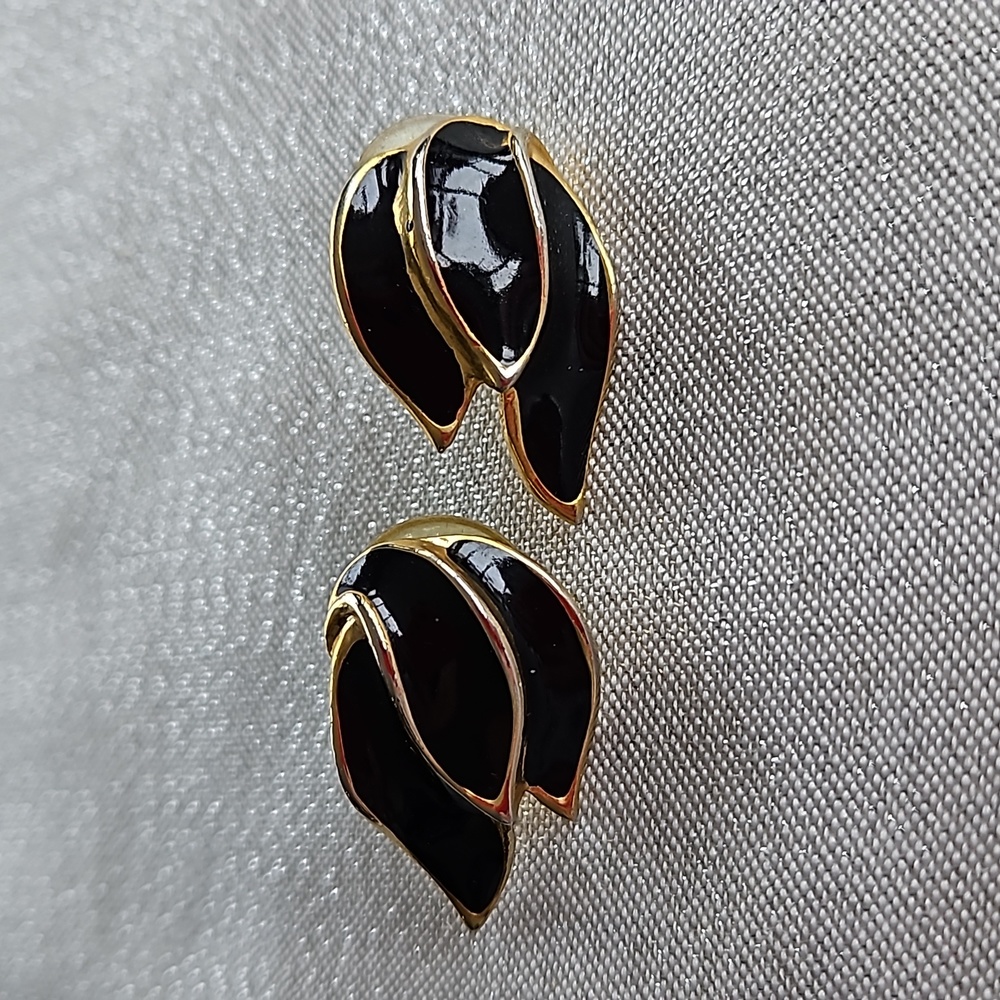 Earrings 5th Avenue.  Black & gold